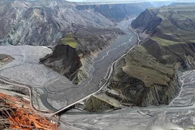 Les 10 Destinations Insolites à Explorer pour un Voyage Unique